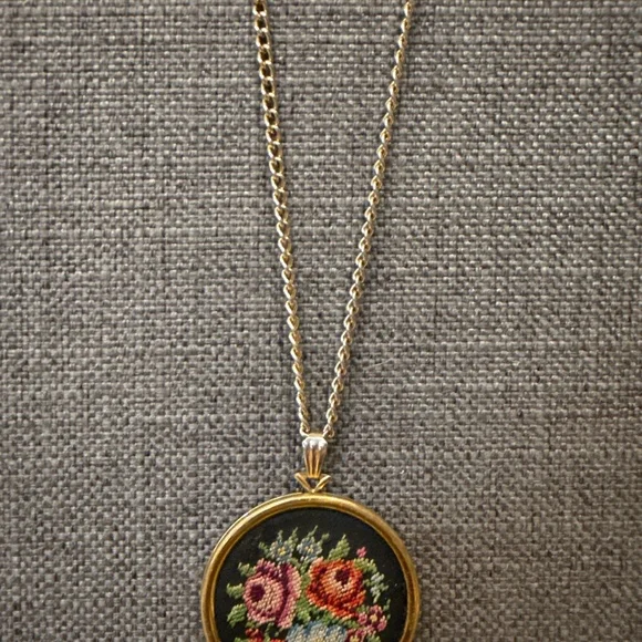 Avon Floralpoint locket - Picture 5 of 11